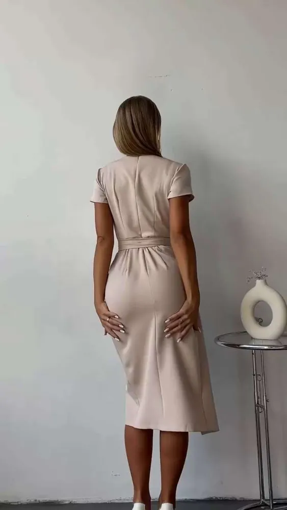 Платье Женский Cl ASSIC OF YOUR STYLE бежевый футляр Вечерний/праздничный Короткий Вискоза, Полиэстер Разрезы, Декольте, размер 48 Молния, Пояс облегающий Однотонный с разрезом Миди
