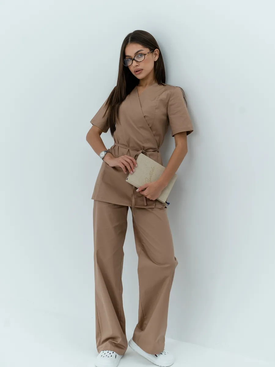 Медицинский костюм на запах с брюками палаццо