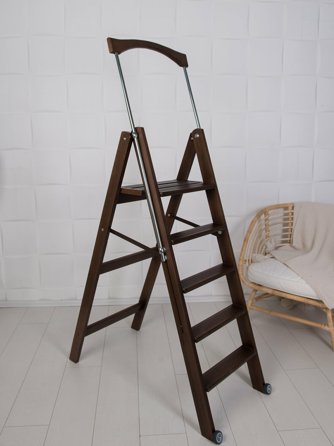 Стремянка деревянная орлан для дома, пять ступеней, венге