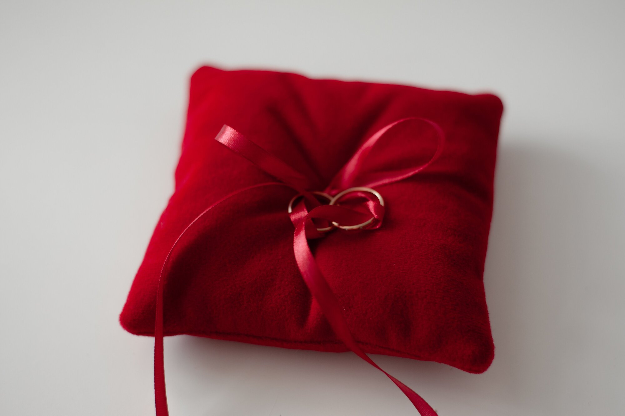 Подушечка Красный бархат для обручальных колец ручной работы